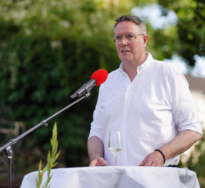 Alexander Schweitzer auf dem Pressefest der Staatskanzlei.