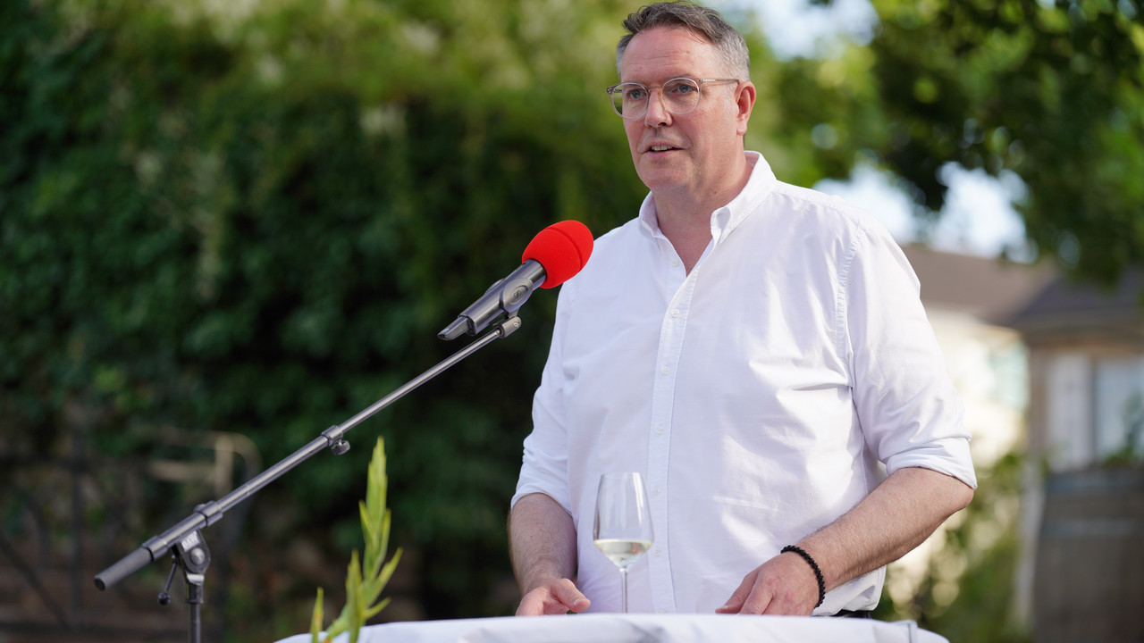 Alexander Schweitzer auf dem Pressefest der Staatskanzlei.