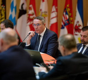 Ministerpräsident Alexander Schweitzer leitet die Ministerpräsidentenkonferenz in Berlin.