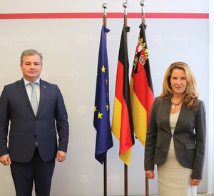 Staatssekretärin Heike Raab mit Generalkonsul Kostiuk