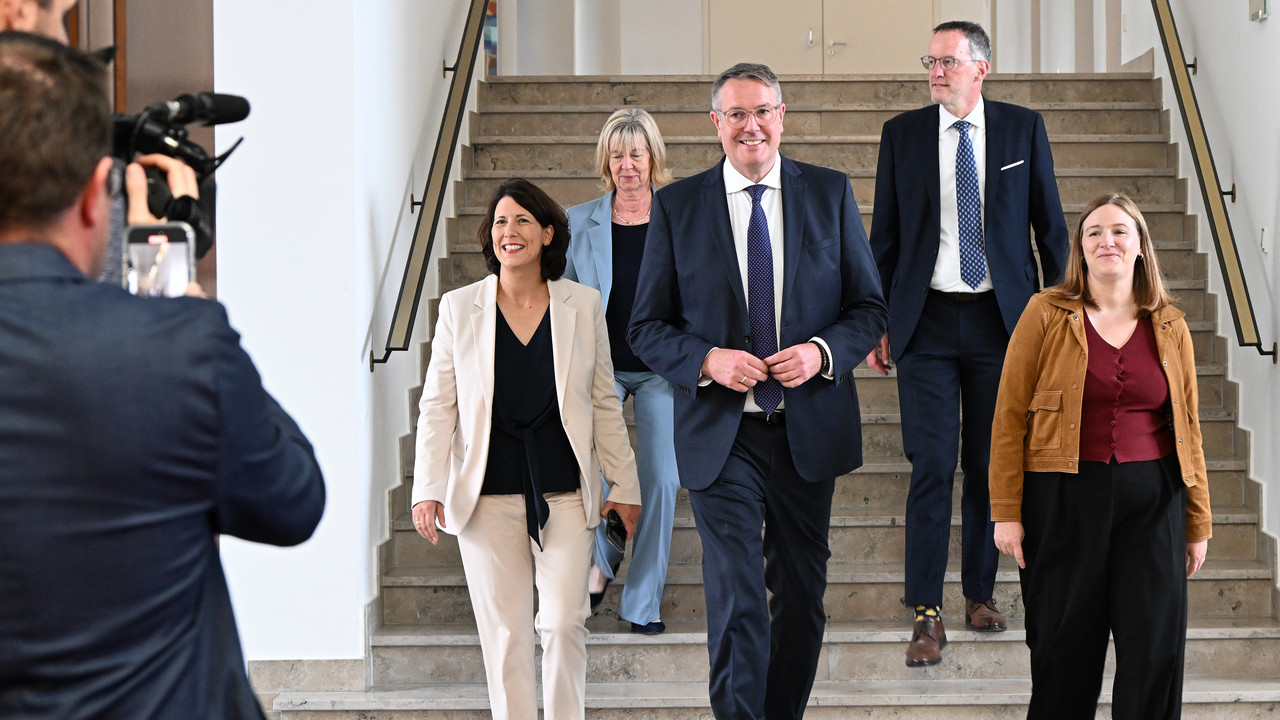 Auf dem Bild ist Ministerpräsident Alexander Schweitzer mit seinen Ministerinnen und Minister zu sehen.