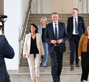 Auf dem Bild ist Ministerpräsident Alexander Schweitzer mit seinen Ministerinnen und Minister zu sehen.