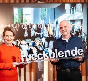 Am 20.01.2026 findet die Preisverleihung der Rückblende 2025, dem deutschen Preis für politische Fotografie und Karikatur, in den Räumlichkeiten der Landesvertretung Rheinland-Pfalz in Berlin statt.