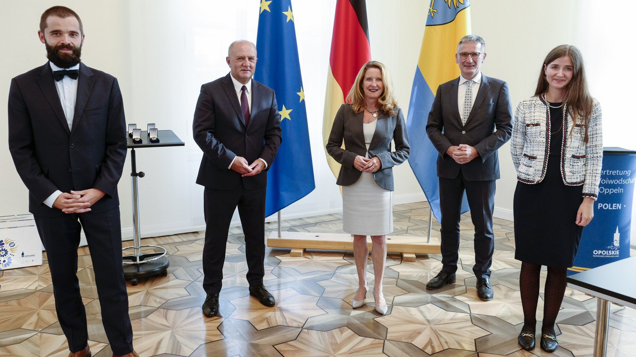Marschall Bula, Staatssekretärin Heike Raab, Landtagspräsident Hendrik Hering mit zwei der Geehrten