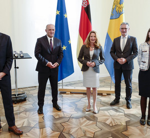 Marschall Bula, Staatssekretärin Heike Raab, Landtagspräsident Hendrik Hering mit zwei der Geehrten