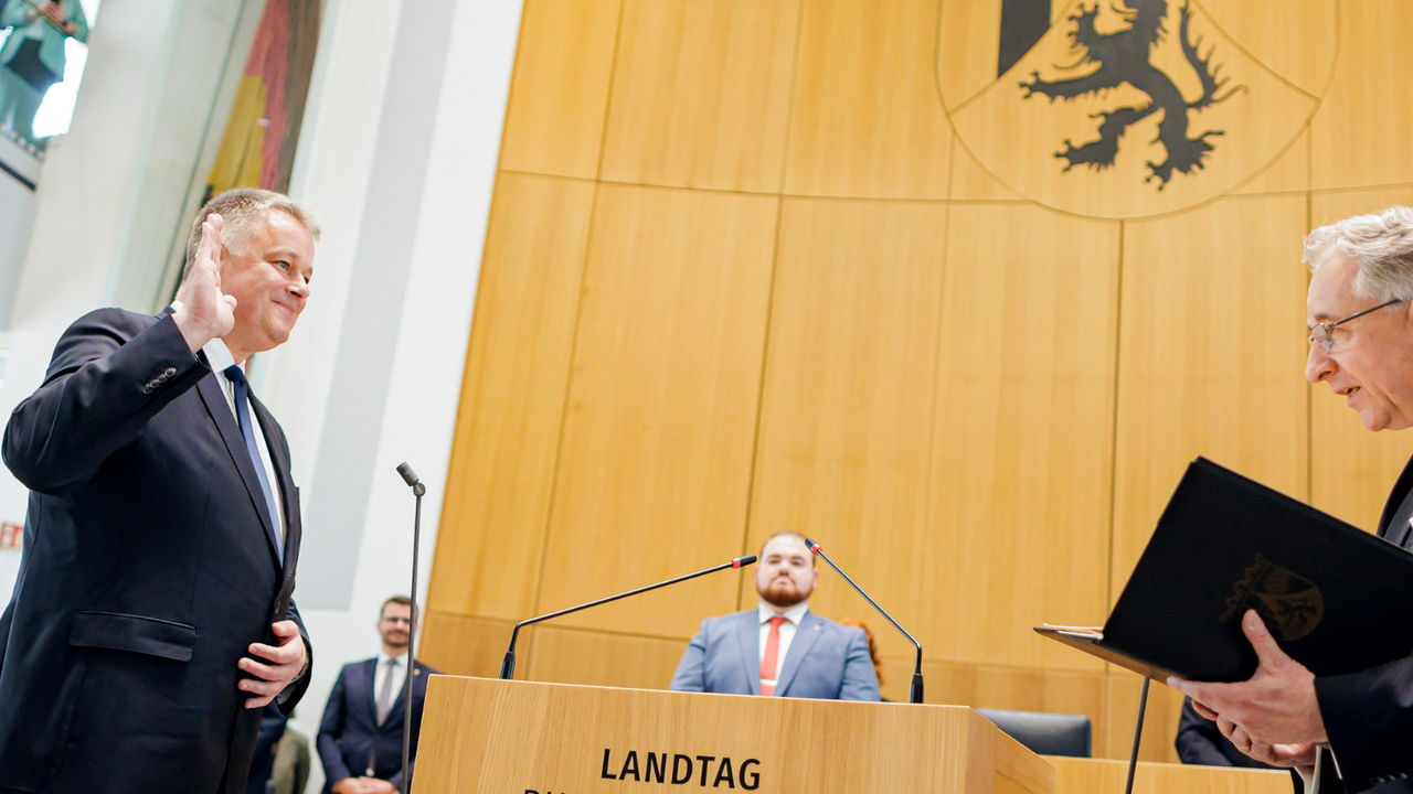 Ministerpräsident Gordon Schnieder legt den Amtseid ab.