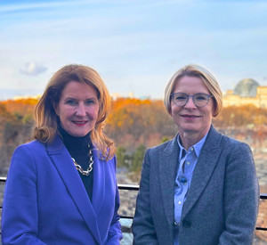 Botschafterin Livia Leu und Staatssekretärin Heike Raab