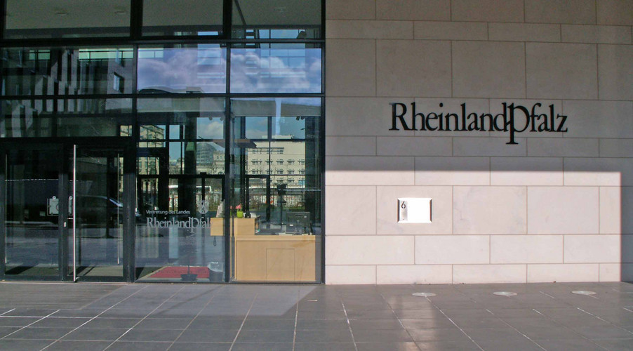 Eingangsbereich der Landesvertretung mit Schild "Rheinland-Pfalz"