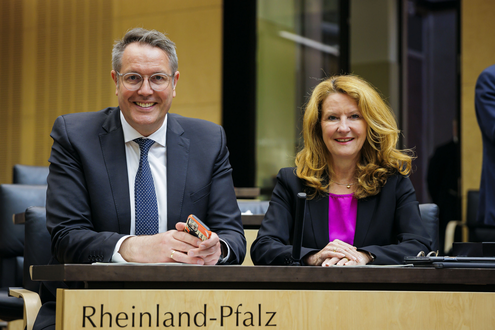 Ministerpräsident Alexander Schweitzer mit Staatssekretärin Heike Raab