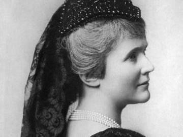 Elisabeth von Rumänien ca. 1890 mit Perlenkette und Schleier