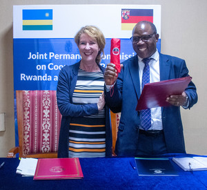 Staatssekretärin Heike Raab und Minister Jean Claude Musabyimana Partnerschaftsabkommen Rheinland-Pfalz und Ruanda