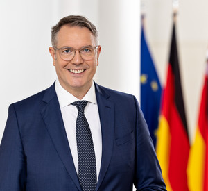 Porträtfoto Ministerpräsident Alexander Schweitzer