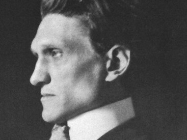 Stefan George 1910 mit hohem Kragen und Krawatte