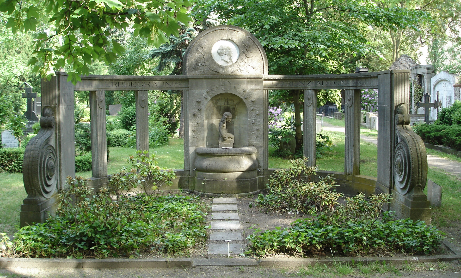 Grabstätte der Familie Adlon
