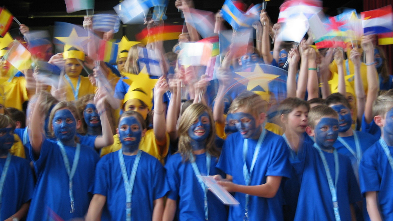 Europa-Fahnen schwenkende Kinder bei der Überreichung des Europapreises 2007