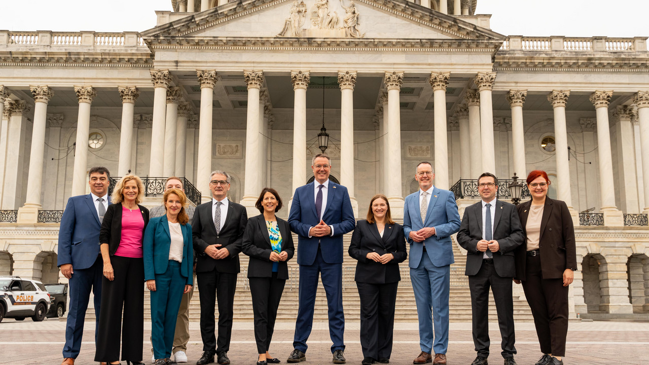 Der Delegation gehörten neben Ministerpräsident Alexander Schweitzer die stellvertretende Ministerpräsidentin und Kulturministerin Katharina Binz, Wirtschaftsministerin Daniela Schmitt, Innenminister Michael Ebling und Staatssekretärin Heike Raab sowie Vertreterinnen und Vertreter des Parlamentes, aus Wirtschaft, Gewerkschaft, Wissenschaft, Kultur und Pressevertreter sowie zweier Kommunen an – darunter die Oberbürgermeisterin von Kaiserslautern, Beate Kimmel. Die Sozialpartnerschaft war vertreten durch DGB-Chefin Susanne Wingertszahn und Klaus Sebastian Schäfer (LVU). Wissenschaft und Kultur wurden durch den Universitätspräsidenten der RPTU, Malte Drescher, und die Direktorin des ARP Museums, Julia Wallner, repräsentiert. Auch das Parlament war mit Präsident Hendrik Hering und den Abgeordneten Anna Köbberling, Dr. Marcus Klein, Pia Schellhammer, Damian Lohr und Helge Schwab vertreten.