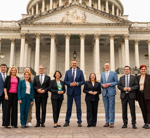 Der Delegation gehörten neben Ministerpräsident Alexander Schweitzer die stellvertretende Ministerpräsidentin und Kulturministerin Katharina Binz, Wirtschaftsministerin Daniela Schmitt, Innenminister Michael Ebling und Staatssekretärin Heike Raab sowie Vertreterinnen und Vertreter des Parlamentes, aus Wirtschaft, Gewerkschaft, Wissenschaft, Kultur und Pressevertreter sowie zweier Kommunen an – darunter die Oberbürgermeisterin von Kaiserslautern, Beate Kimmel. Die Sozialpartnerschaft war vertreten durch DGB-Chefin Susanne Wingertszahn und Klaus Sebastian Schäfer (LVU). Wissenschaft und Kultur wurden durch den Universitätspräsidenten der RPTU, Malte Drescher, und die Direktorin des ARP Museums, Julia Wallner, repräsentiert. Auch das Parlament war mit Präsident Hendrik Hering und den Abgeordneten Anna Köbberling, Dr. Marcus Klein, Pia Schellhammer, Damian Lohr und Helge Schwab vertreten.
