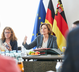 Archivbild: Ministerpräsidentin Malu Dreyer bei einer Sitzung des Ministerrates.
