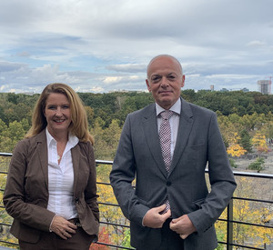 Staatssekretärin Heike Raab mit Botschafter Xuereb