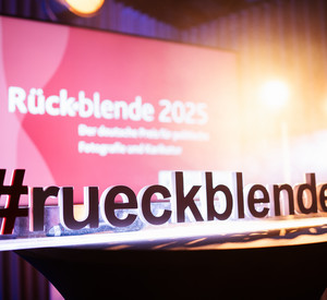 Am 20.01.2026 findet die Preisverleihung der Rückblende 2025, dem deutschen Preis für politische Fotografie und Karikatur, in den Räumlichkeiten der Landesvertretung Rheinland-Pfalz in Berlin statt.