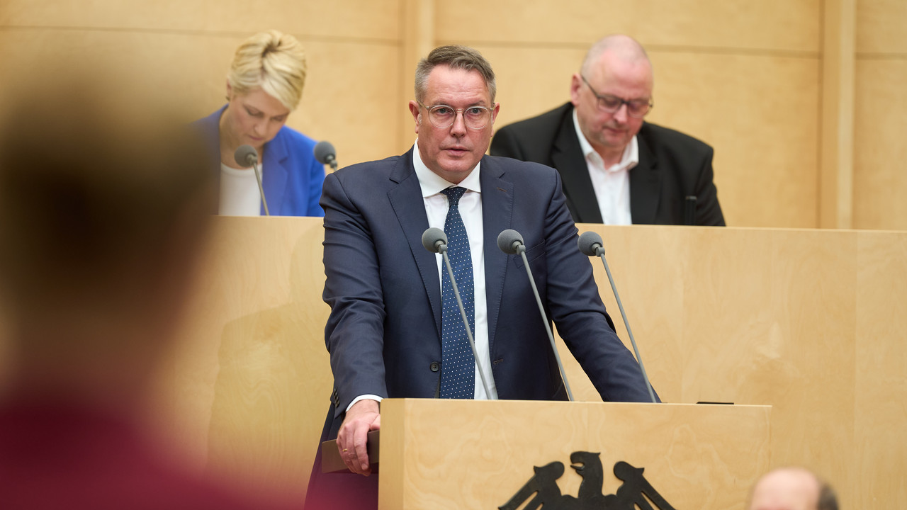 Ministerpräsident Alexander Schweitzer spricht im Bundesrat zur Migrationspolitik.