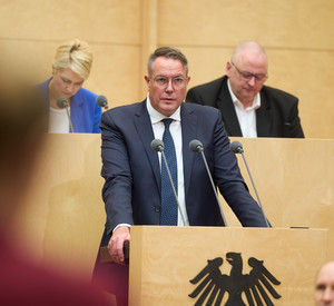 Ministerpräsident Alexander Schweitzer spricht im Bundesrat zur Migrationspolitik.