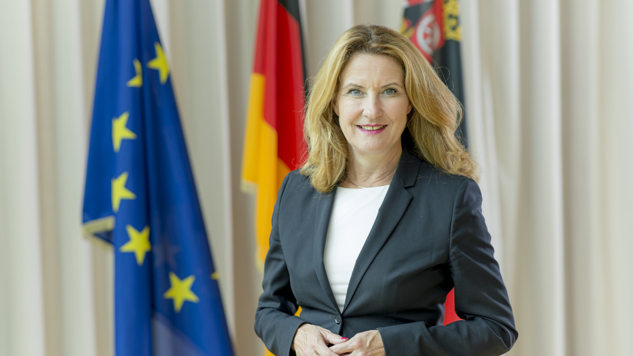 Staatssekretärin Heike Raab vor Europa-, Deutschland- und Rheinland-Pfalz-Flagge