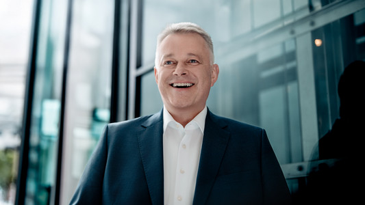 Porträtfoto Ministerpräsident Gordon Schnieder