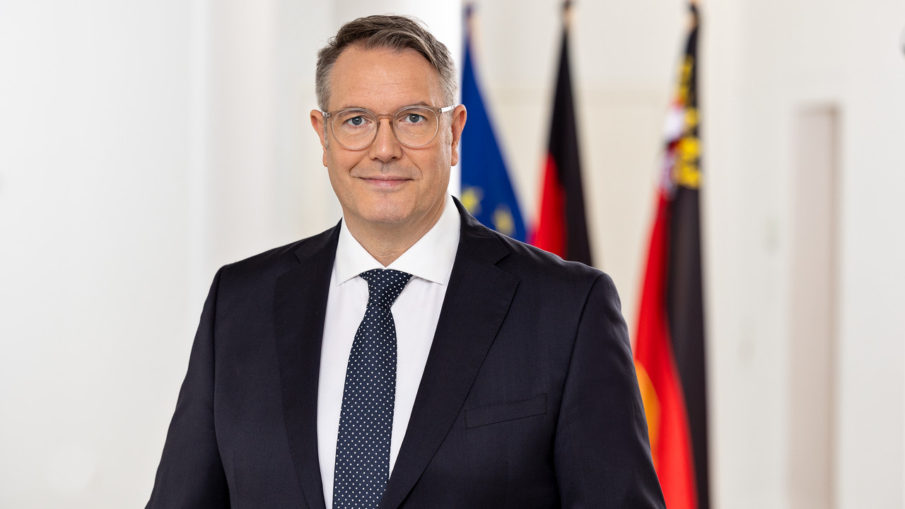 Porträtfoto Ministerpräsident Alexander Schweitzer