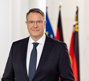 Porträtfoto Ministerpräsident Alexander Schweitzer