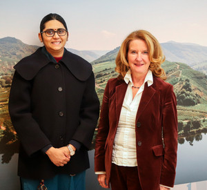 Staatssekretärin Heike Raab und die Generalkonsulin der Republik Indien, Shuchita Kishore.