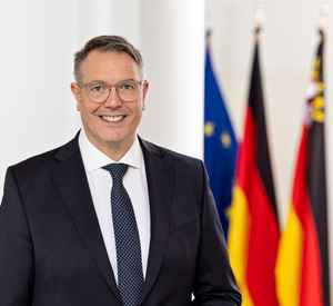 Alexander_Schweitzer_015.jpg Porträtfoto Ministerpräsident Alexander Schweitzer