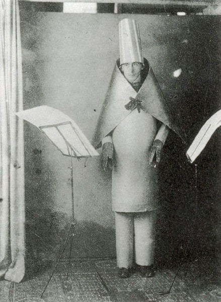 Hugo Ball mit spitzem Hut im Cabaret Voltaire 1916