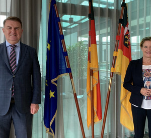 Heike Raab mit dem Botschafter