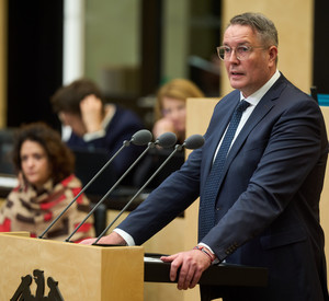 Ministerpräsident Alexander Schweitzer spricht im Bundesrat zum Medizinforschungsgesetz.