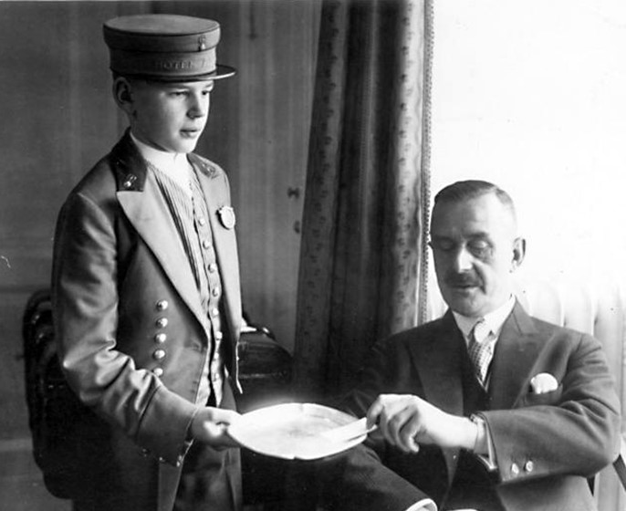 Thomas Mann im Hotel Adlon 1929 mit einem Pagen