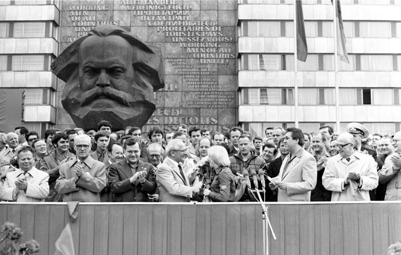 DDR-Führung beim Jugendfestival 1980 im damaligen Karl-Marx-Stadt (heute Chemnitz) vor Marx-Büste 