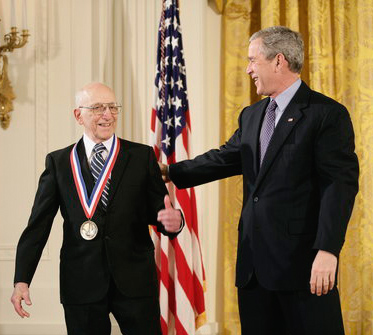 Baer bei der Überreichung der National Medal of Technology mit Präsident George W. Bush